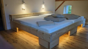 Edler Altbau, riesiges Familienbett, Grube
